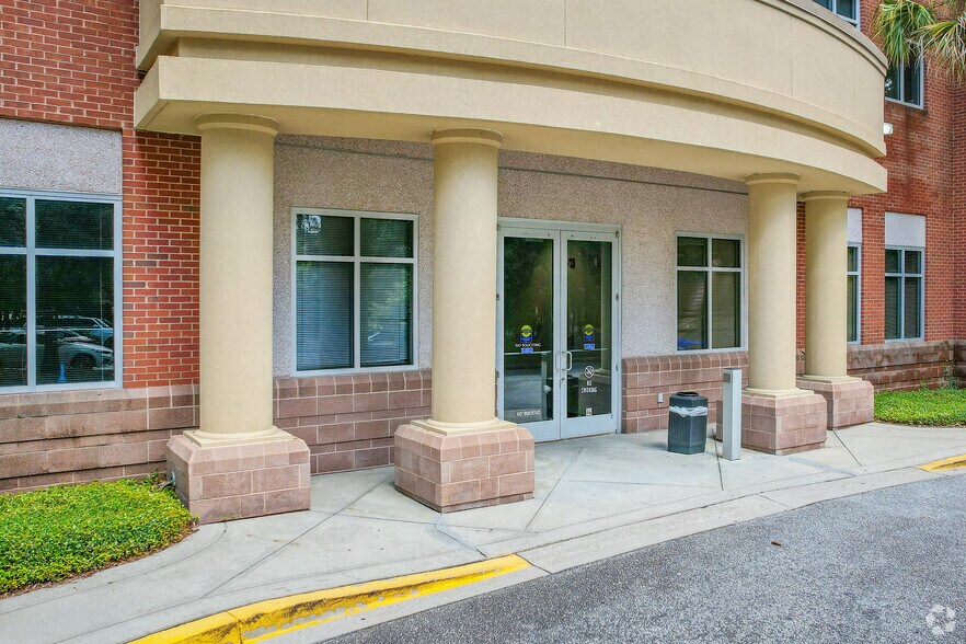 More Photos Of 570 Long Point Rd, Mount Pleasant Medical For Lease