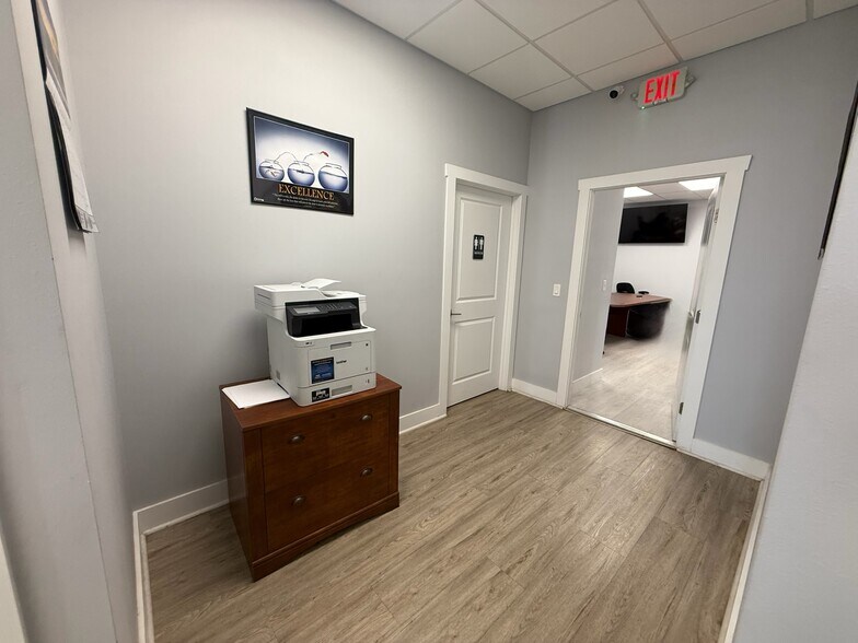 More Photos Of 6860 28th St Cir, Sarasota Warehouse For Sale