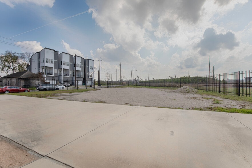 More Photos Of 2219 Brooks St, Houston Warehouse For Sale