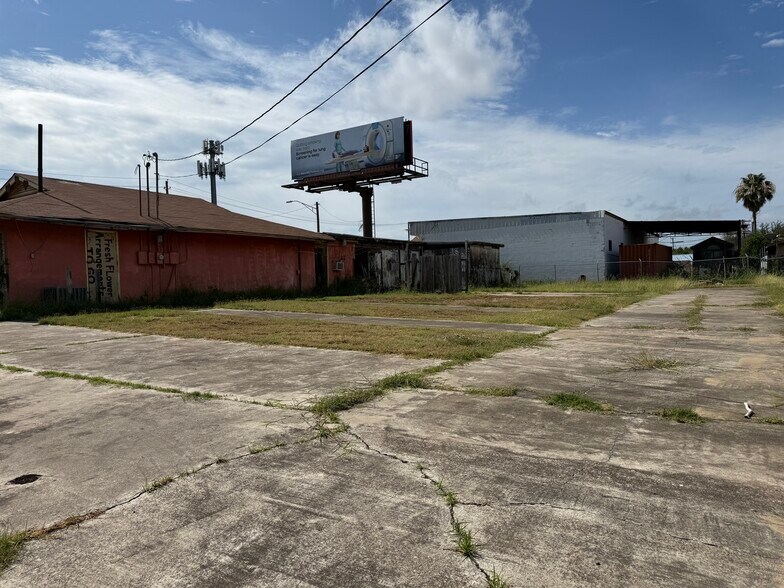 More Photos Of 1117-1119 Bustamante St, Laredo General Retail For Sale