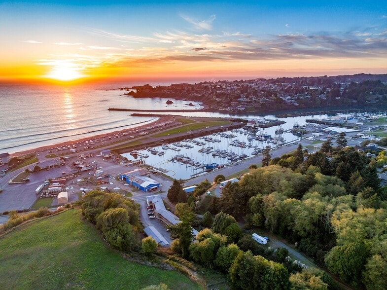 More Photos Of 16045 Lower Harbor Rd, Brookings Hotel For Sale