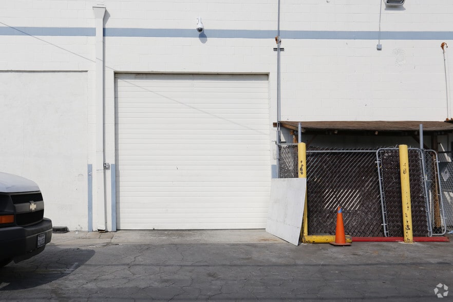 More Photos Of 15215 Keswick St, Van Nuys Warehouse For Lease