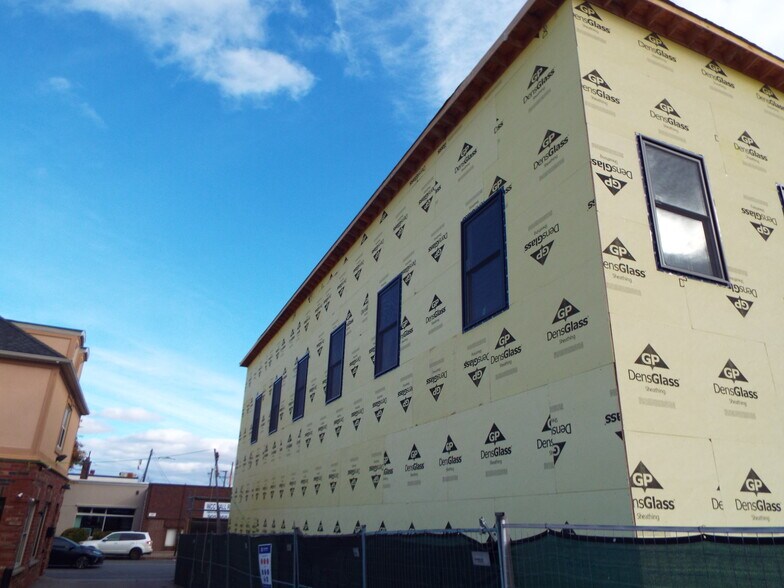 More Photos Of 124 Brock St N, Whitby Freestanding For Lease