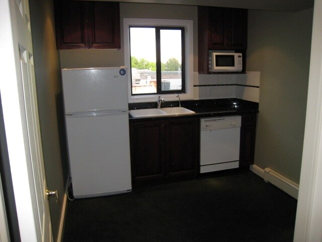 More Photos Of 1538 Foster St, White Rock Office For Lease