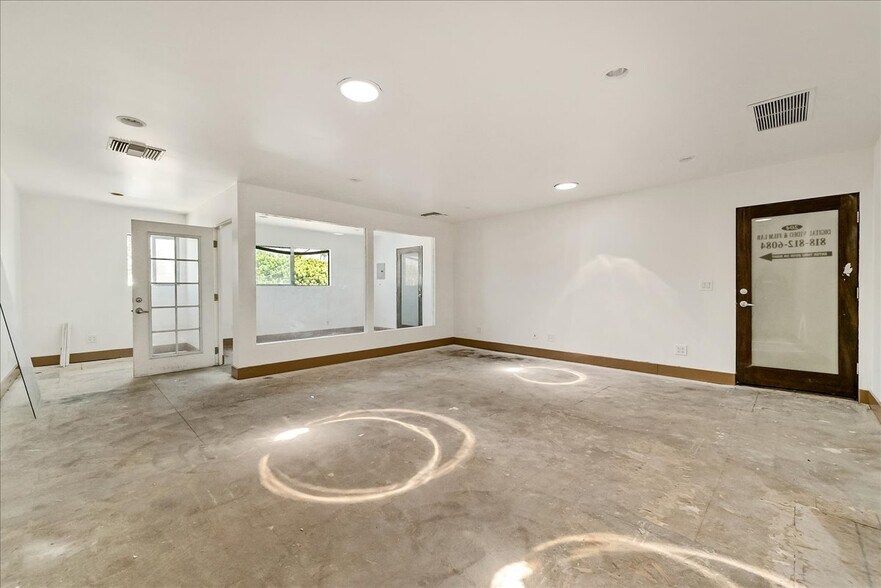 More Photos Of 19709 Ventura Blvd, Woodland Hills Office For Sale