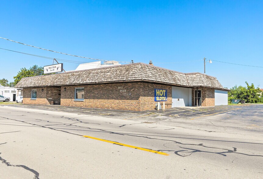 More Photos Of 927 E Railroad St, Sandwich Bowling Alley For Sale