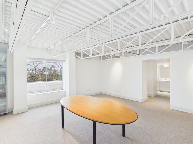 More Photos Of 1111 Lagoon Dr, Dallas Office For Sale