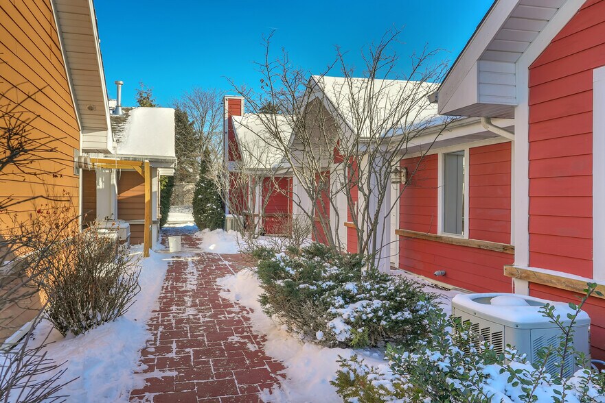 More Photos Of 16W621 S Frontage Rd, Willowbrook Hotel For Sale