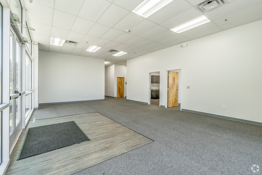 More Photos Of 4330 Silverpark Dr, Charlotte Unknown For Lease