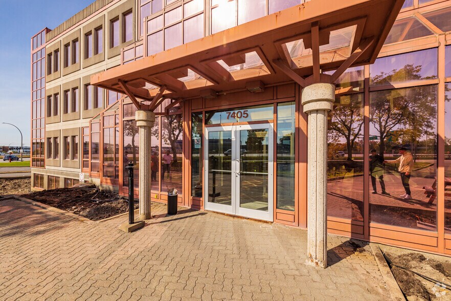 More Photos Of 7405 Rte Transcanadienne, Montréal Office For Lease
