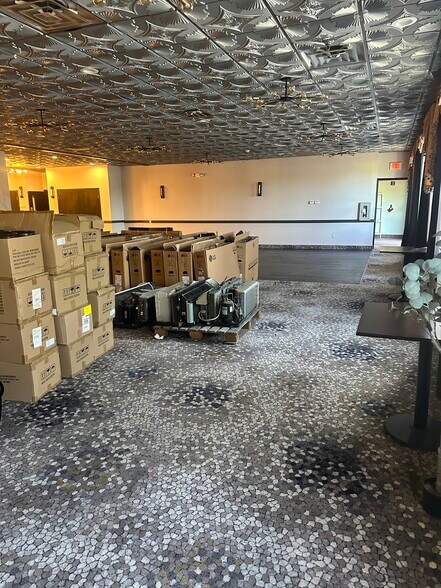 More Photos Of 7076 Highland Rd, Waterford Hotel For Lease