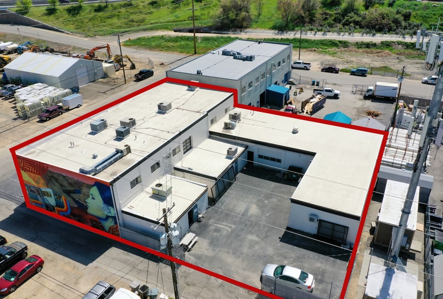 More Photos Of 104-108 W 31st St, Garden City Light Manufacturing For Sale