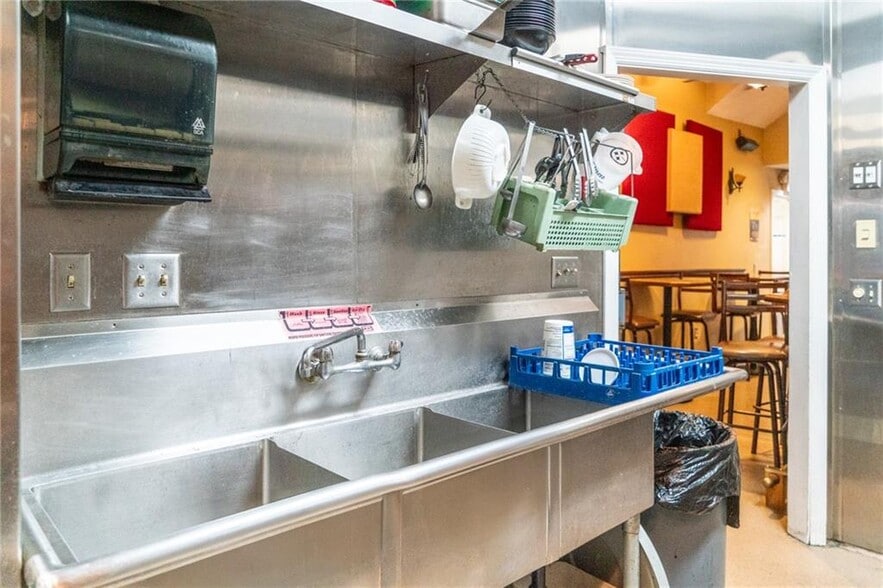 More Photos Of 10 Market St, Pittsburgh Restaurant For Sale