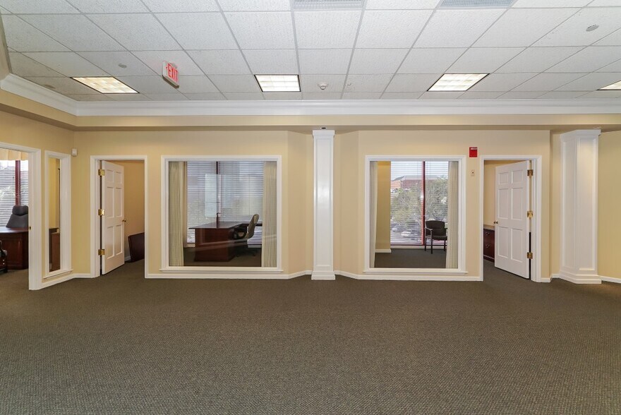 More Photos Of 2033 Main St, Sarasota Office For Lease