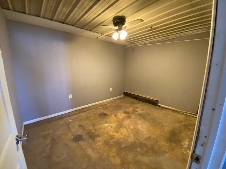 More Photos Of 13101 Michigan Rd, Plymouth Freestanding For Sale