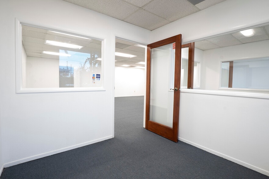 More Photos Of 5435 Cahuenga Blvd, North Hollywood Office For Sale
