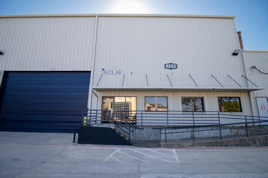 More Photos Of 9233 Denton Dr, Dallas Warehouse For Lease