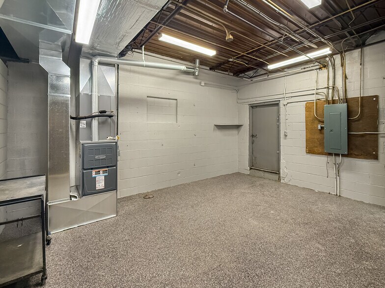 More Photos Of 3940 Dixon St, Des Moines Service For Lease