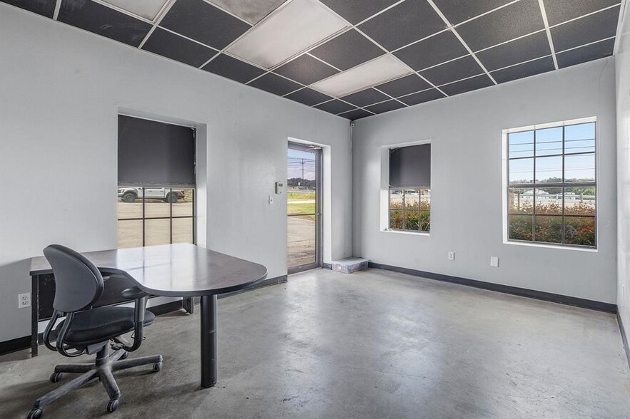 More Photos Of 9221 Highway 290 W, Austin Light Manufacturing For Sale