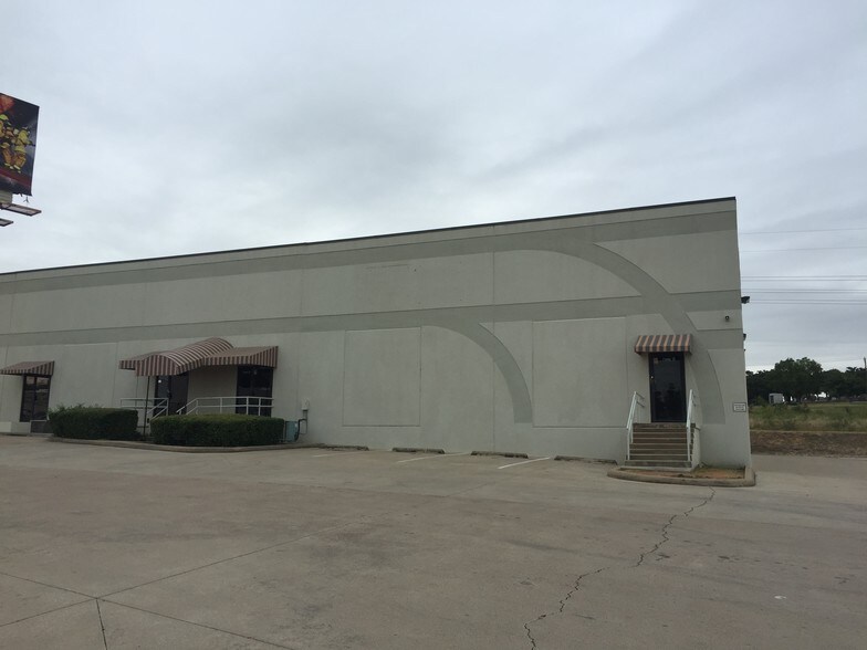 More Photos Of 7301 W Pioneer Pky, Arlington Light Manufacturing For Lease