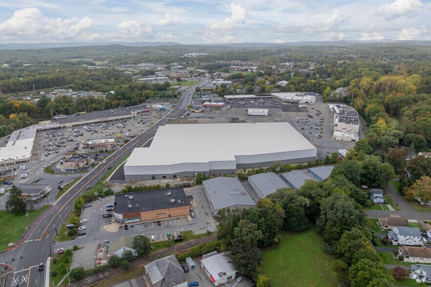 More Photos Of 102 Dolson Ave, Middletown Distribution For Lease