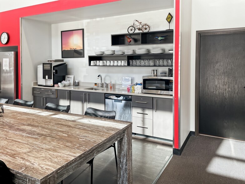 More Photos Of 8211 E Regal Pl, Tulsa Coworking Space