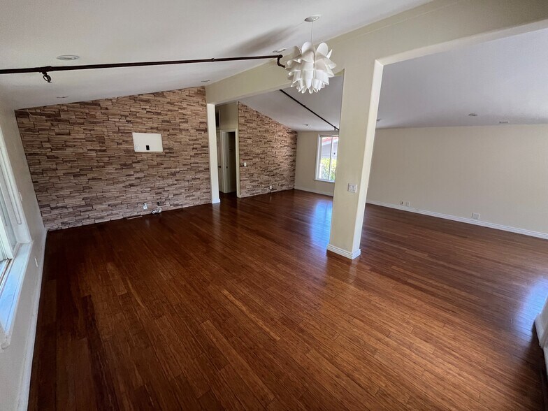More Photos Of 22315 Mulholland Hwy, Calabasas Office For Sale