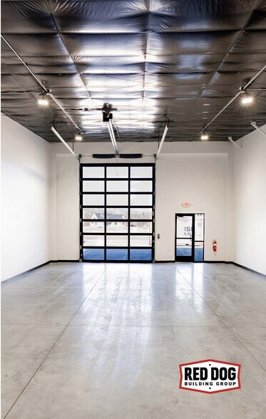 More Photos Of 23905 Southwest St, Waterloo Showroom For Lease