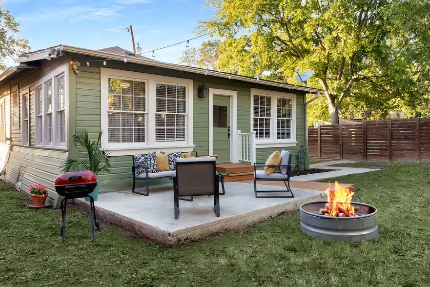 More Photos Of 724 N Cherry St, San Antonio Office For Sale