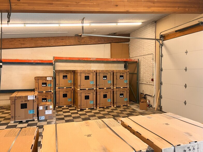 More Photos Of 580 Portland Ave, Gladstone Freestanding For Lease