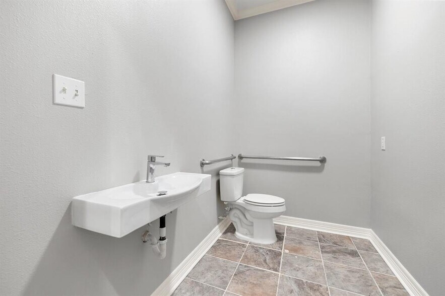 More Photos Of 12832 Willow Centre Dr, Houston Office Residential For Sale