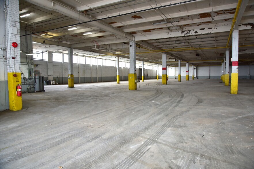 More Photos Of 1275 Oak Point Ave, Bronx Warehouse For Lease