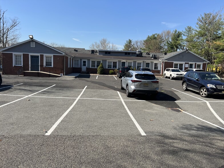 More Photos Of 65 E Northfield Rd, Livingston Medical For Lease