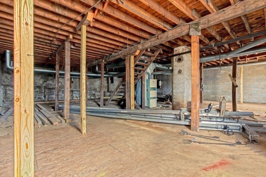 More Photos Of 164 S Main St, Brooklyn Storefront For Lease