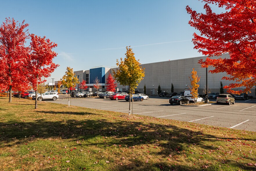 More Photos Of 5799 Rte De L'aéroport, Longueuil Distribution For Lease