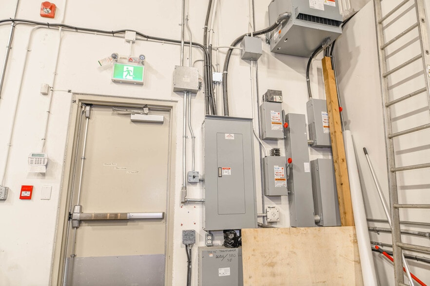 More Photos Of 19288 22nd Ave, Surrey Warehouse For Lease