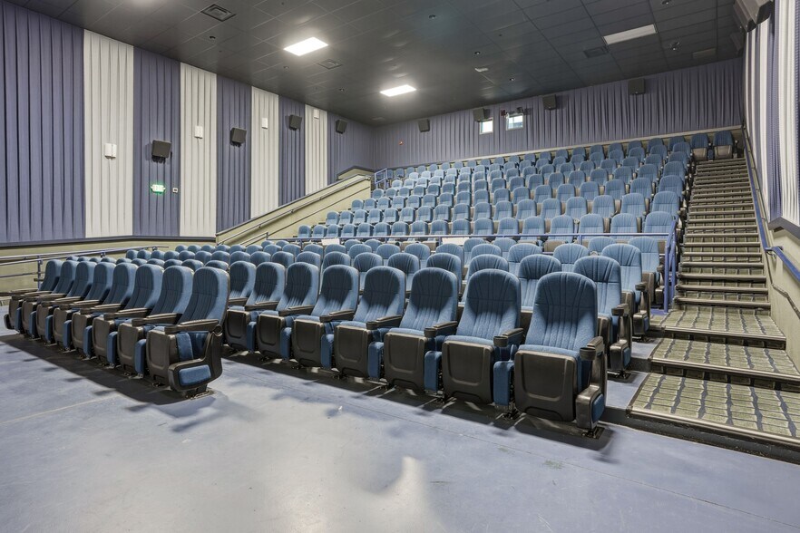 More Photos Of 655 N Opportunity Dr, Columbia City Movie Radio TVStudio For Sale