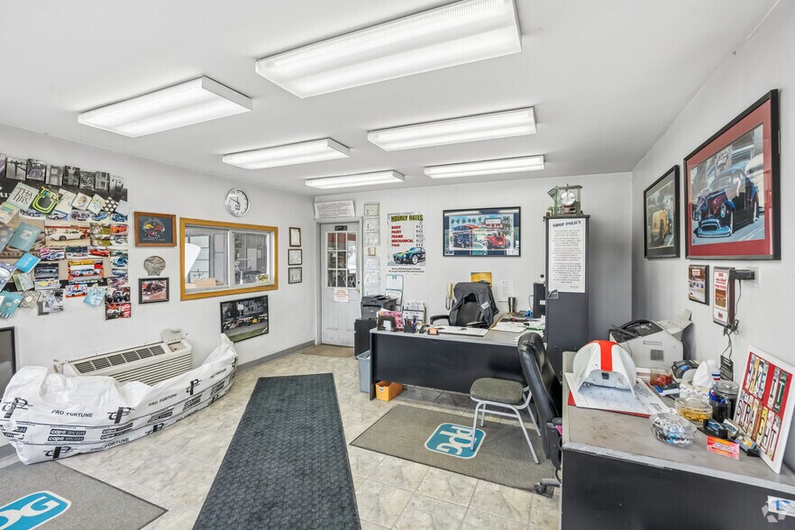 More Photos Of 49-59 North St, Park Forest Service For Sale