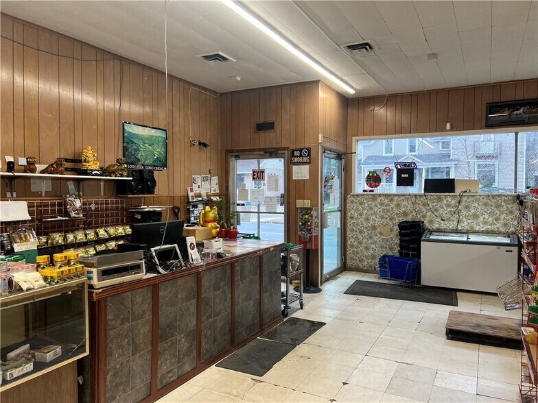 More Photos Of 416 Putnam St, Eau Claire Supermarket For Sale