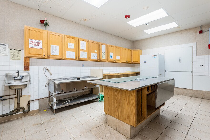 More Photos Of 7541 N Western Ave, Chicago Office For Sale