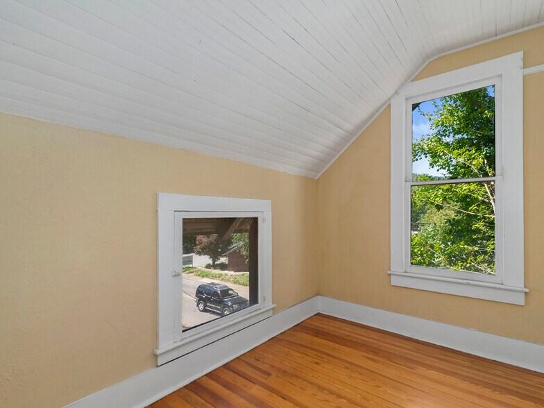 More Photos Of 99 Walnut St, Waynesville Office Residential For Sale