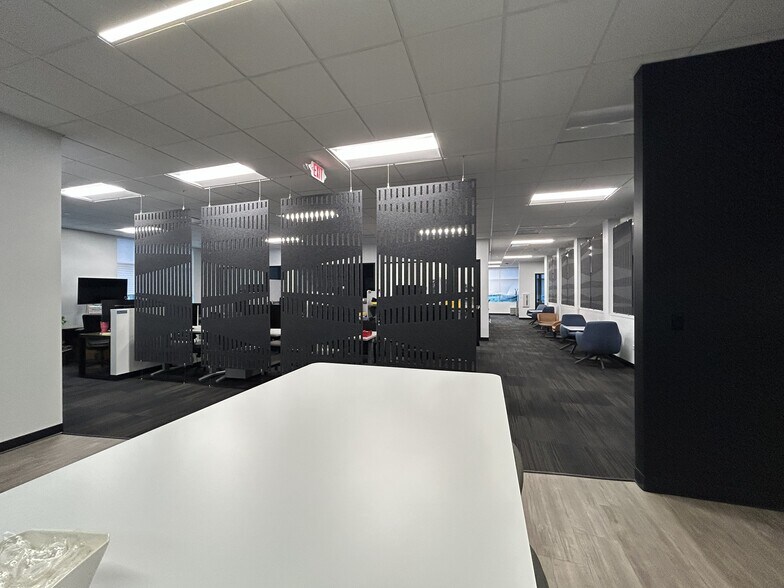 More Photos Of 265 Spring Lake Dr, Itasca Showroom For Lease