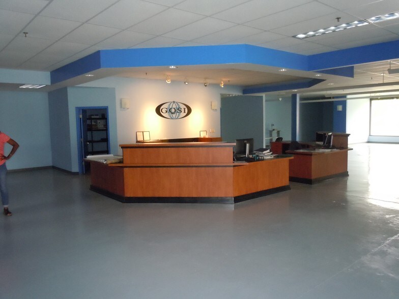 More Photos Of 3777 Winchester Rd, Memphis Showroom For Lease