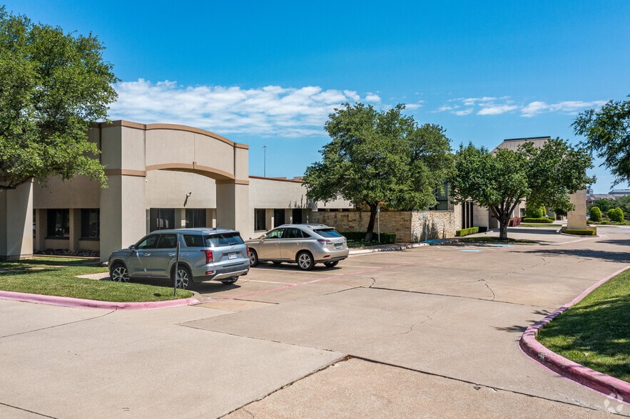 More Photos Of 1551 Corporate Dr, Irving Flex For Lease
