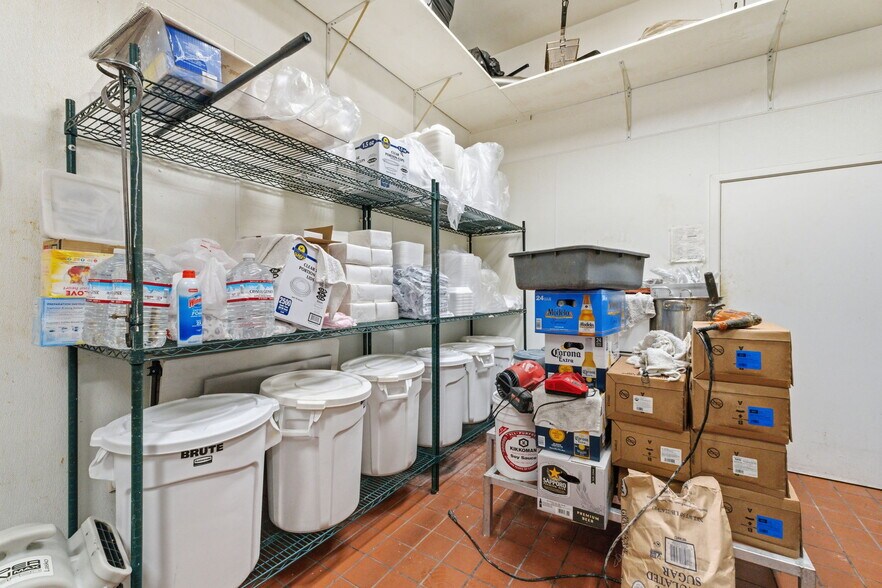 More Photos Of 1377 W El Monte Way, Dinuba Restaurant For Lease