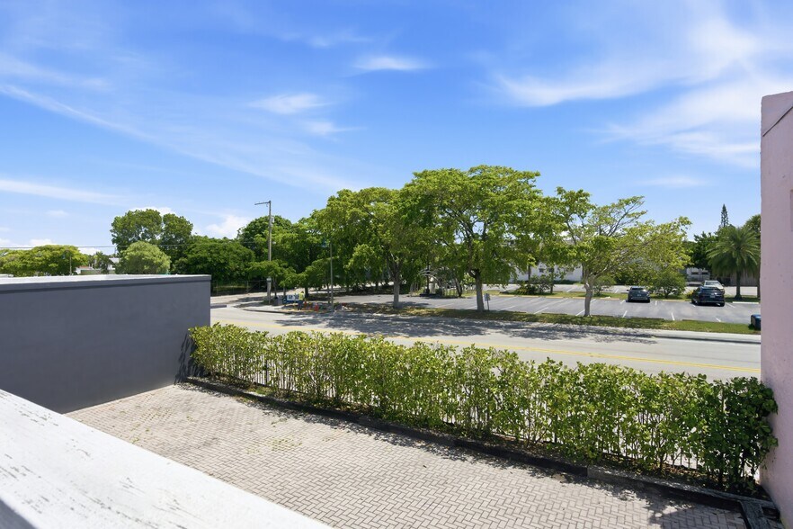 More Photos Of 527 N Dixie Hwy, Lake Worth Bar For Sale