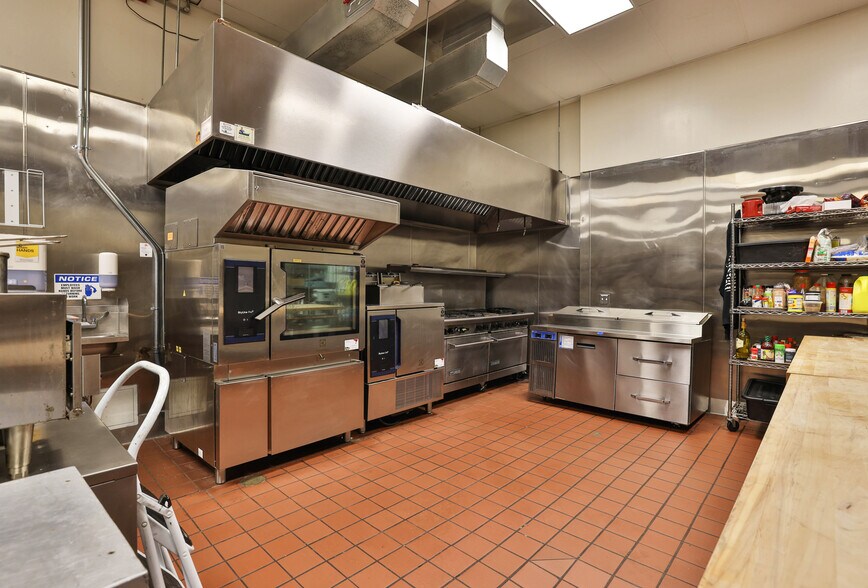 More Photos Of 707 Douglas Ave, Oakland Manufacturing For Lease