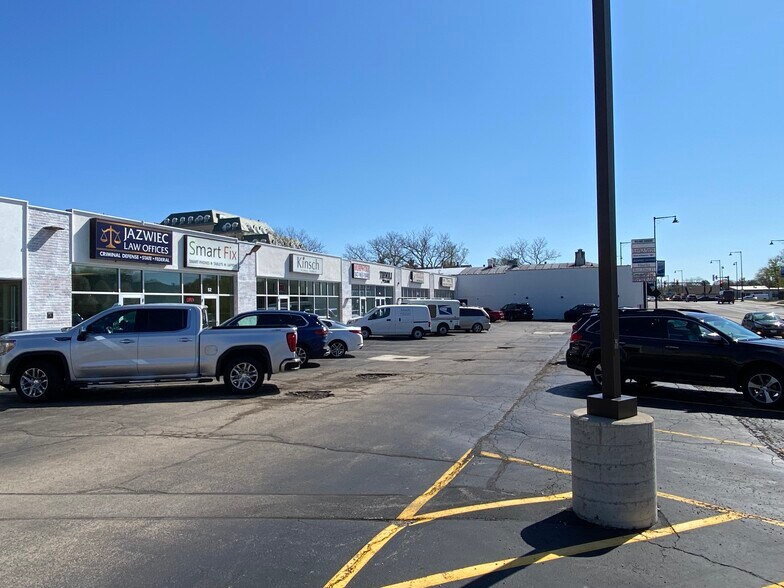 More Photos Of 40-60 W Palatine Rd, Palatine Unknown For Lease
