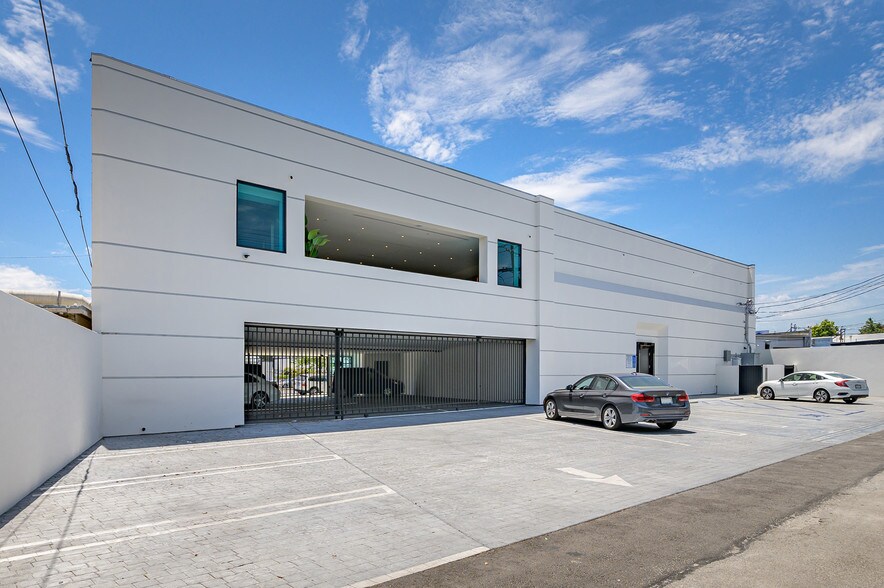 More Photos Of 2211 W Burbank Blvd, Burbank Office For Sale