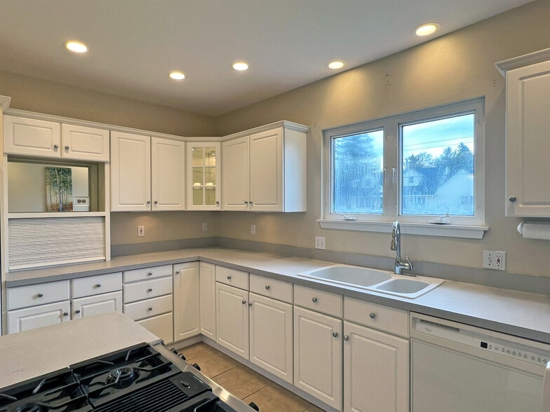 More Photos Of 3567 W 26th St, Erie Freestanding For Sale